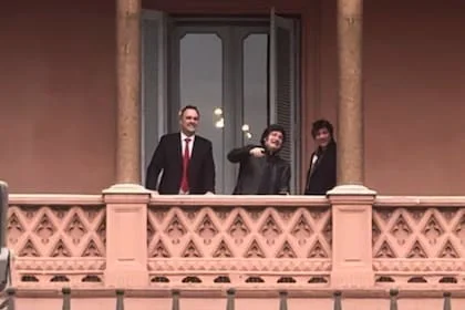 adorni-milei-y-caputo-en-el-balcon-de-casa-4LSIZBP2FBF33GMV3HBQAMRTUQ