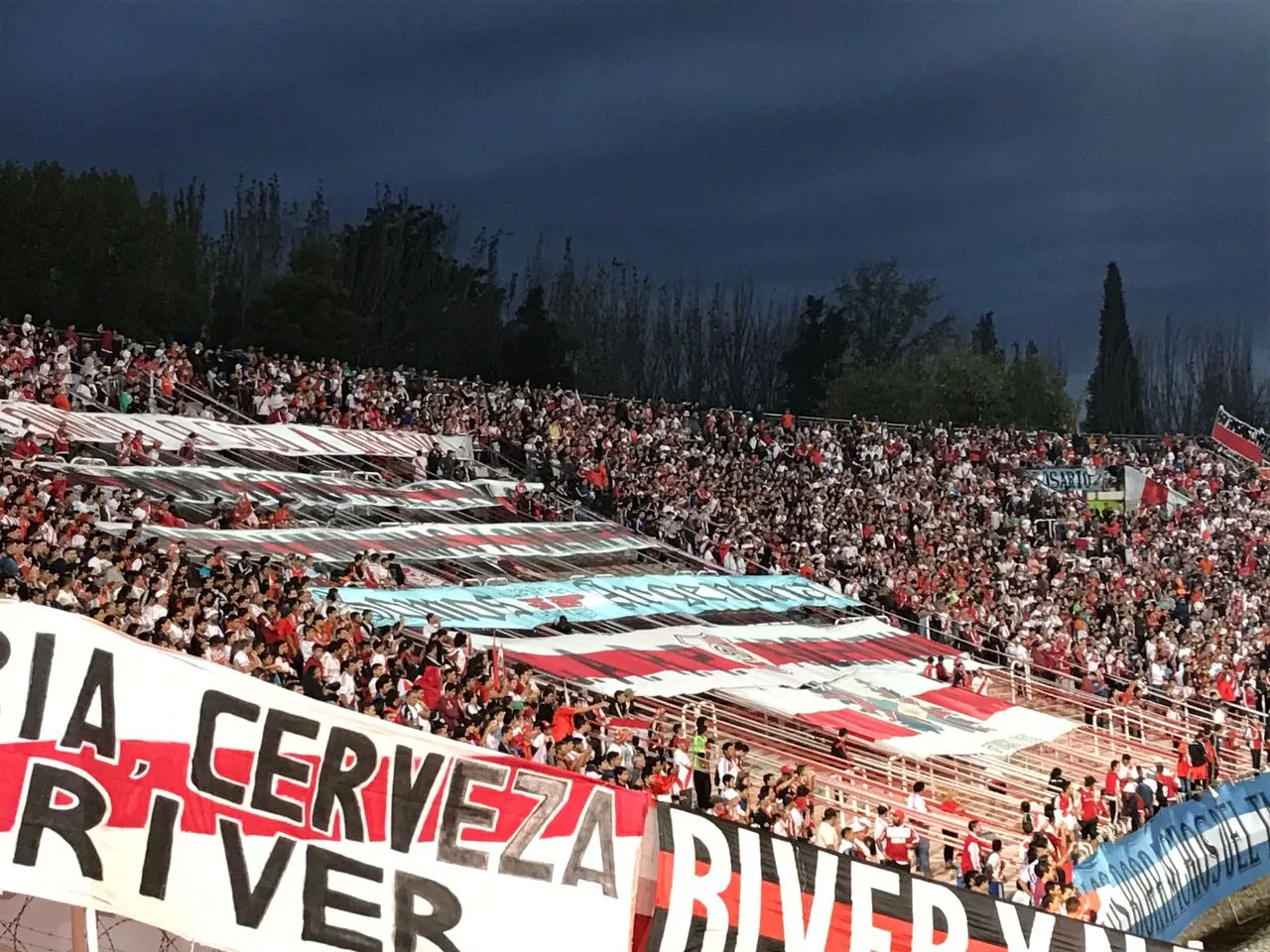 hinchada de river en mendoza