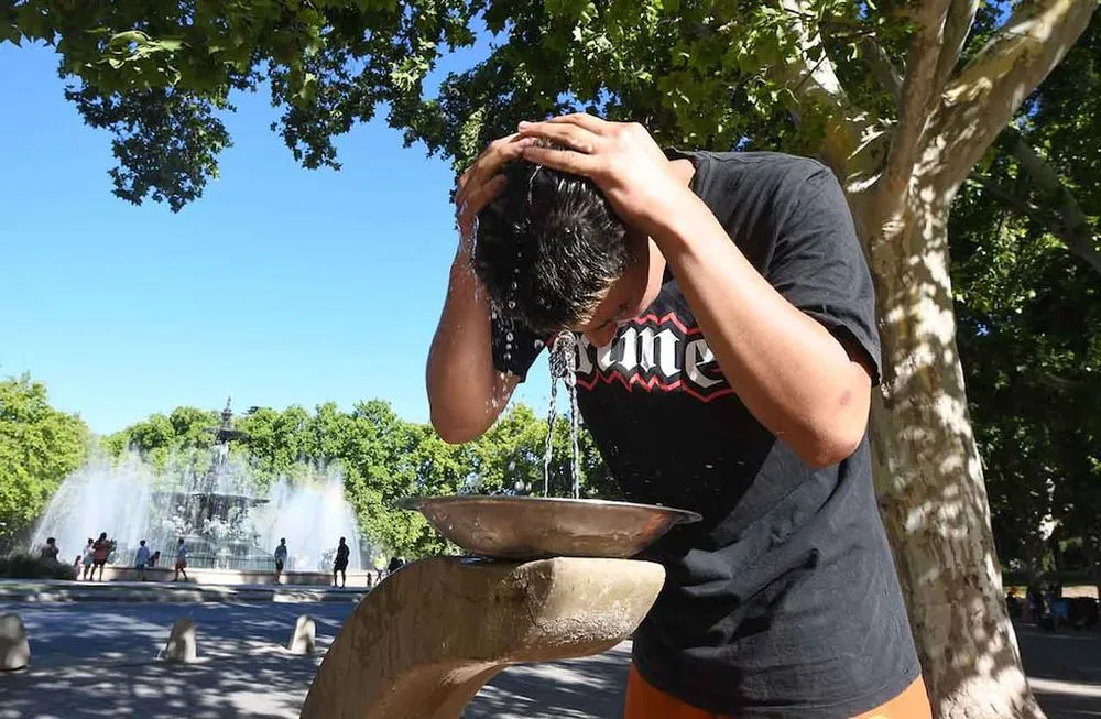 tras-un-sabado-mucho-calor-mendoza-se-espera-el-ingreso-un-refrescante-frente-friomatias-se-refresca-la-zona-la-fuente-los-continentes-el-parque-general-san-martinfoto-jose-gutierrez-los-andes
