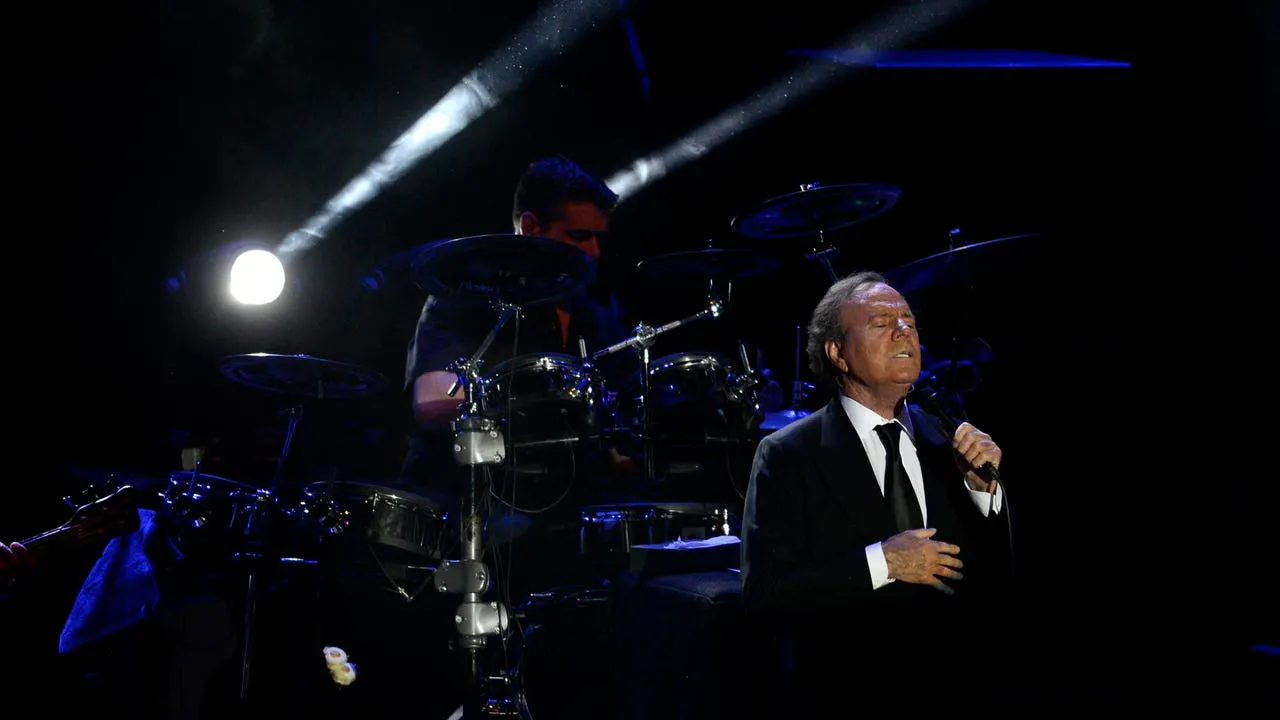 cantante-espanol-julio-iglesias-fotografia-archivo_69