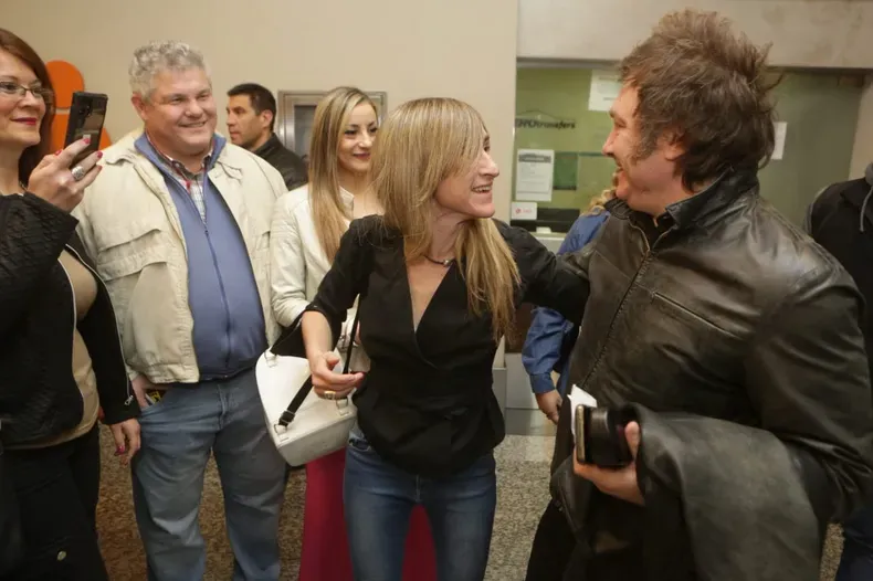 mercedes llano y javier milei