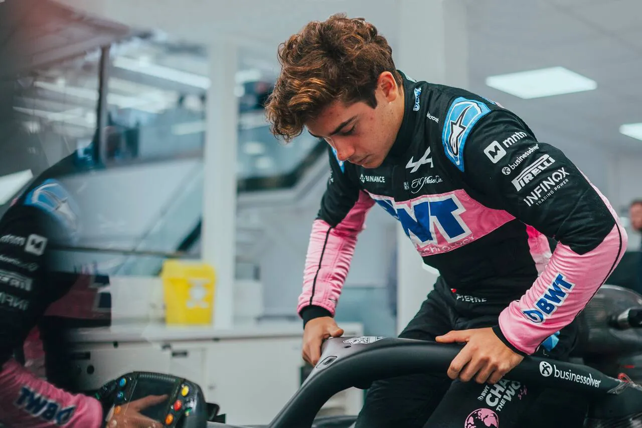 franco-colapinto-con-sus-nuevos-colores-se-prueba-ZTB5GYR5GZGATBT76LE54QO72M